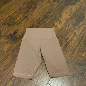 Lululemon women’s cocoa Aligh super high rise 10” shorts size 6